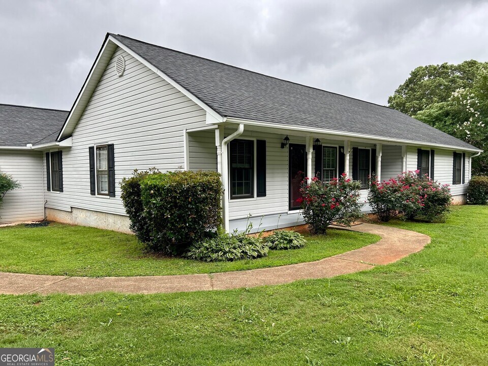 2745 McDonough Rd in Hampton, GA - Building Photo