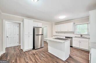 173 W Lake Dr in Roswell, GA - Foto de edificio - Building Photo
