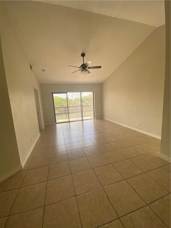 5701 Riverside Dr in Coral Springs, FL - Building Photo - Building Photo