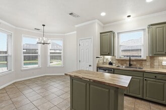 1404 Chaucer Dr in Cleburne, TX - Building Photo - Building Photo