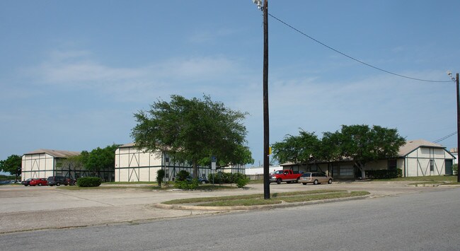 Castle Manor Apartments in Corpus Christi, TX - Foto de edificio - Building Photo