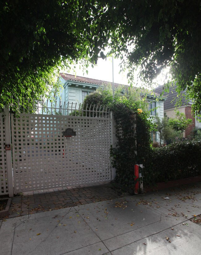 1740 N Gramercy Pl in Los Angeles, CA - Building Photo - Building Photo