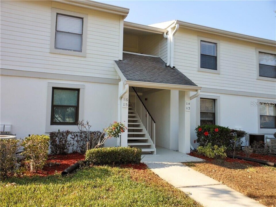 114 Windward Pl in Oldsmar, FL - Foto de edificio