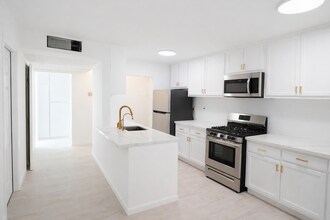 421 La Fayette Park Pl in Los Angeles, CA - Building Photo - Building Photo