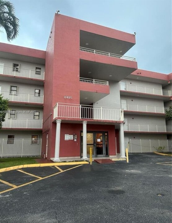 8425 NW 8th St in Miami, FL - Building Photo