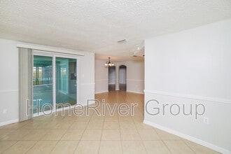 10005 Regency Park Blvd in Port Richey, FL - Building Photo - Building Photo