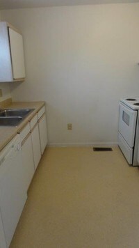 Building Photo - Waterford Townhomes Apartments in Lima, Ohio