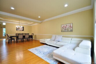 12 Bogart Ln in Newington, CT - Foto de edificio - Building Photo