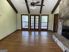 376 Lawshe Rd in Senoia, GA - Building Photo - Building Photo