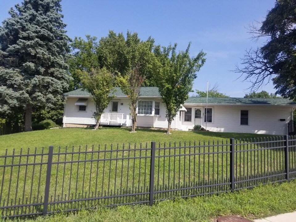 203 Center Pl in Peru, IL - Building Photo