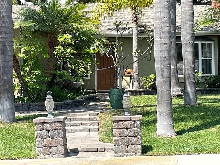 146 Village Run W in Encinitas, CA - Building Photo