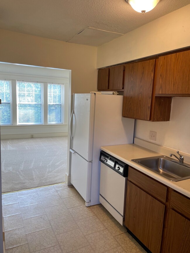 90 Elliot St, Unit 407 in Springfield, MA - Foto de edificio - Building Photo
