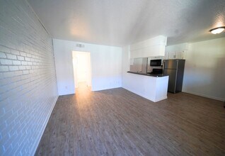 5221 Bonita Ave, Unit 201 in Dallas, TX - Building Photo - Building Photo