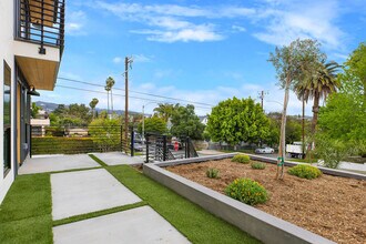 571 N Mariposa Ave in Los Angeles, CA - Building Photo - Building Photo