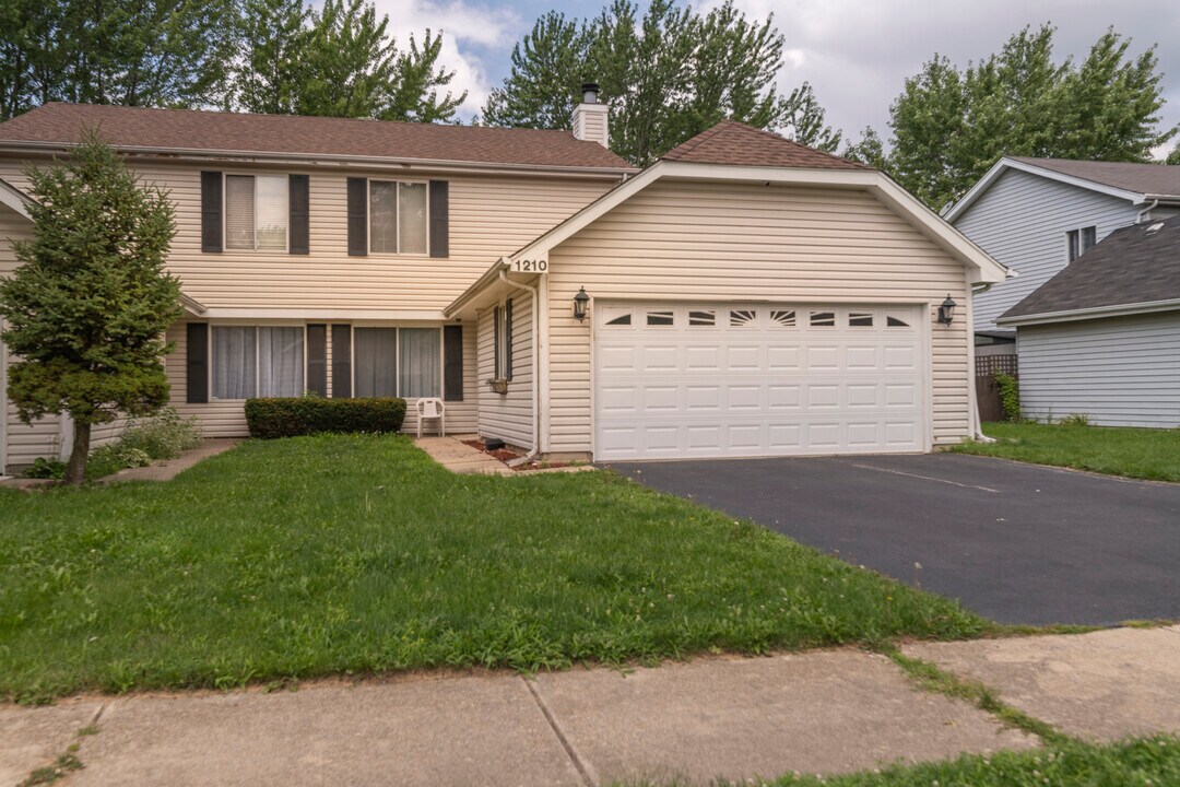 1210 Andover Cir in Aurora, IL - Building Photo