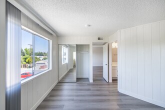 Nelk Manor in Van Nuys, CA - Building Photo - Building Photo