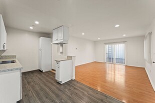 5738 Woodman Ave, Unit Unit 3 in Los Angeles, CA - Building Photo