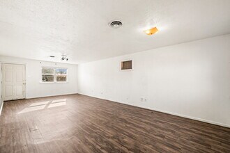 5614 44th St in Lubbock, TX - Building Photo - Building Photo