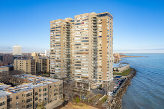 Shoreline Towers Condominiums in Chicago, IL - Building Photo - Building Photo