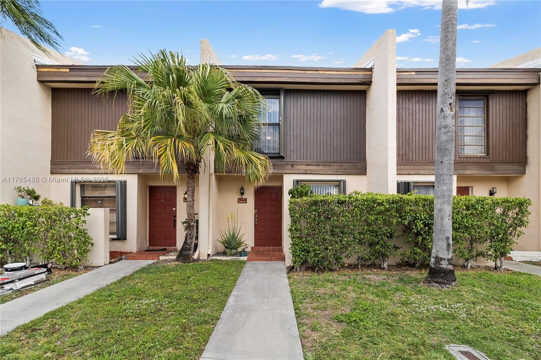 9949 NW 10th St in Pembroke Pines, FL - Building Photo