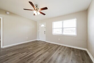 1412 Brookhill Dr in Ft. Myers, FL - Foto de edificio - Building Photo