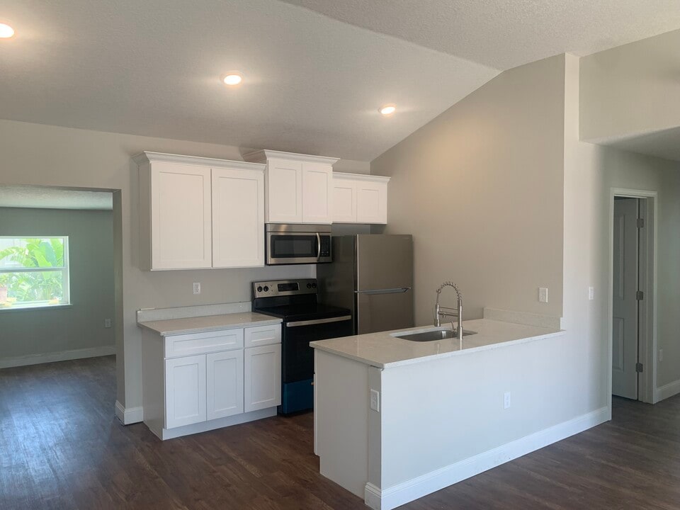 145 S Halifax Ave, Unit Unit-1 in Daytona Beach, FL - Building Photo