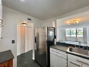 2016 Bay Dr, Unit 405 in Miami Beach, FL - Foto de edificio - Building Photo