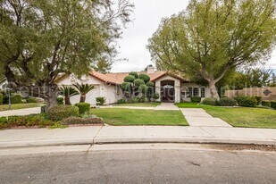 2012 Calle Las Brisas in Bakersfield, CA - Building Photo