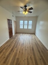 8144 S Brandon Ave, Unit 2 in Chicago, IL - Foto de edificio - Building Photo