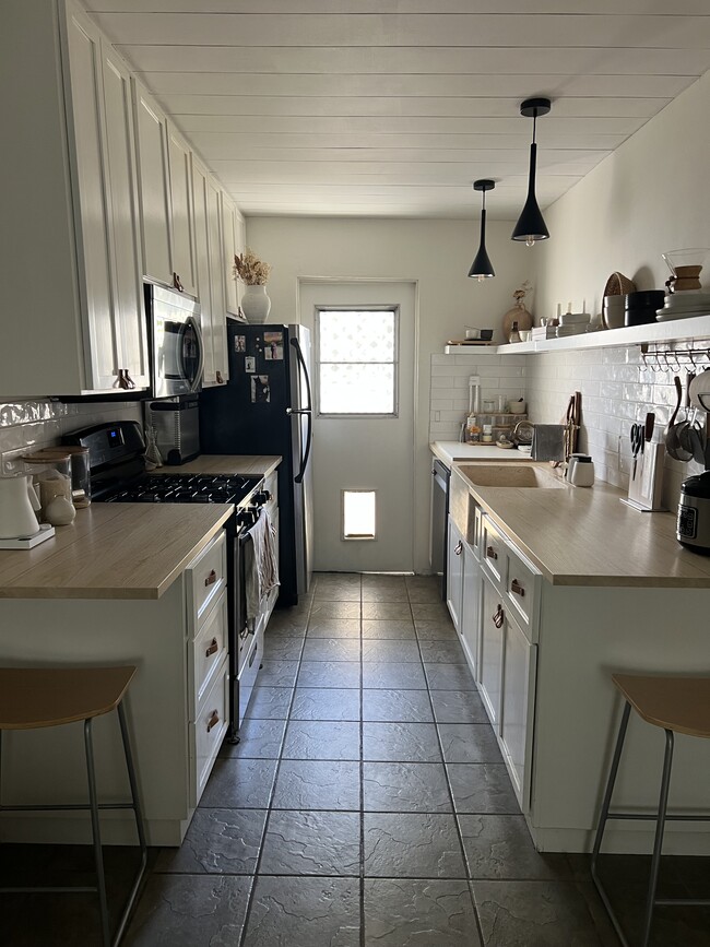 property at 1140 Molino Ave