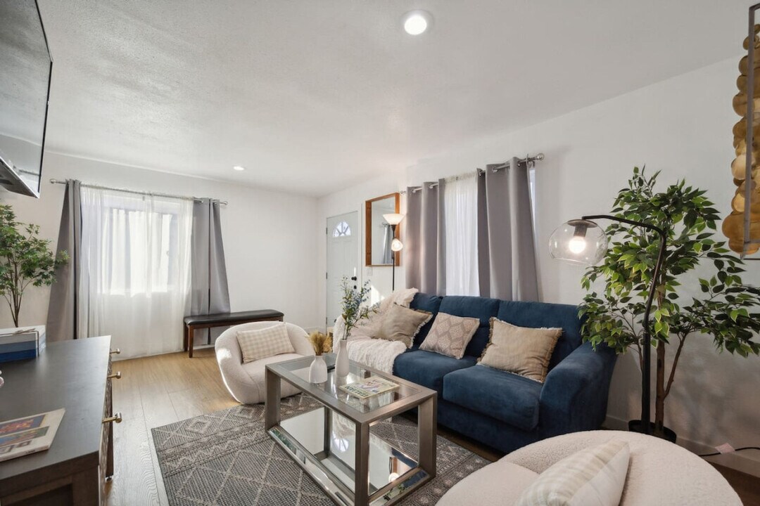 5831 Greycourt Ave in San Diego, CA - Building Photo