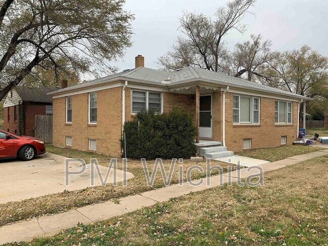6124 E Harry St in Wichita, KS - Building Photo - Building Photo