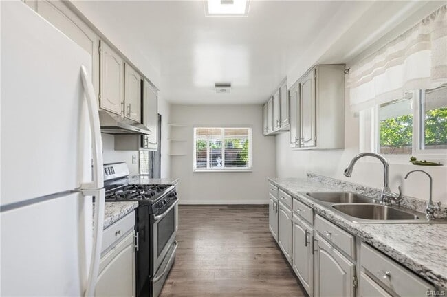 10418 Gothic Ave in Los Angeles, CA - Building Photo - Building Photo