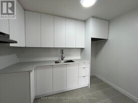 101 Roehampton Ave in Toronto, ON - Building Photo