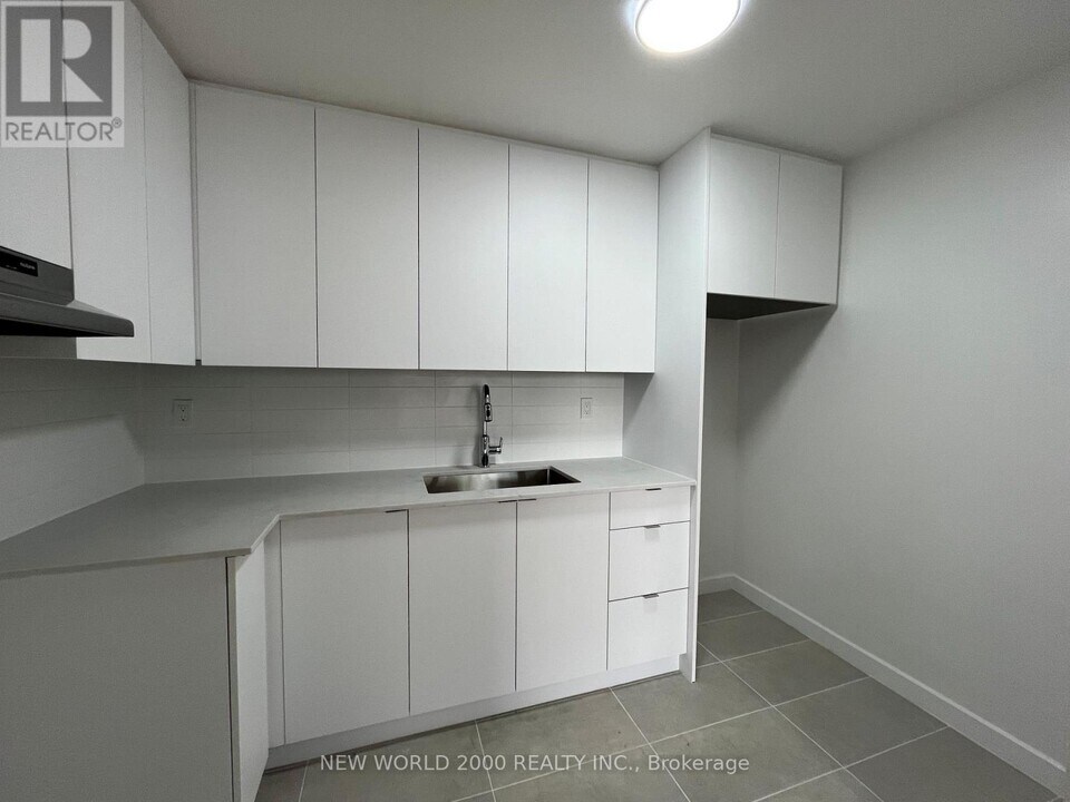 101 Roehampton Ave in Toronto, ON - Building Photo