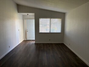 7631-7633 Agustawood Pl in Sacramento, CA - Building Photo - Building Photo