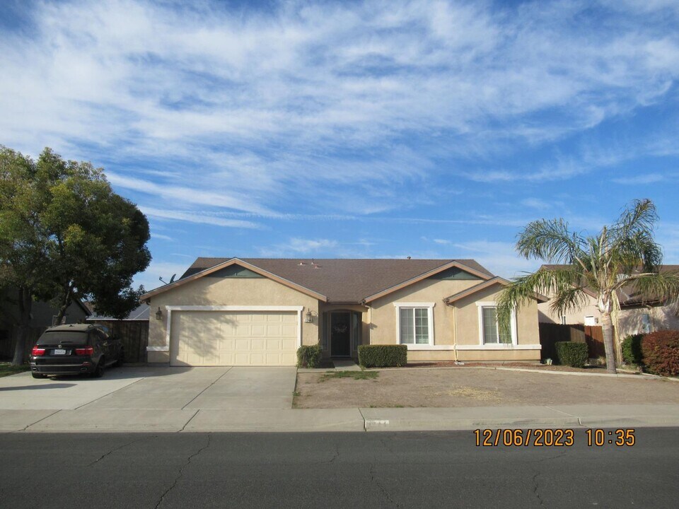1244 Holt Ave in Hanford, CA - Building Photo