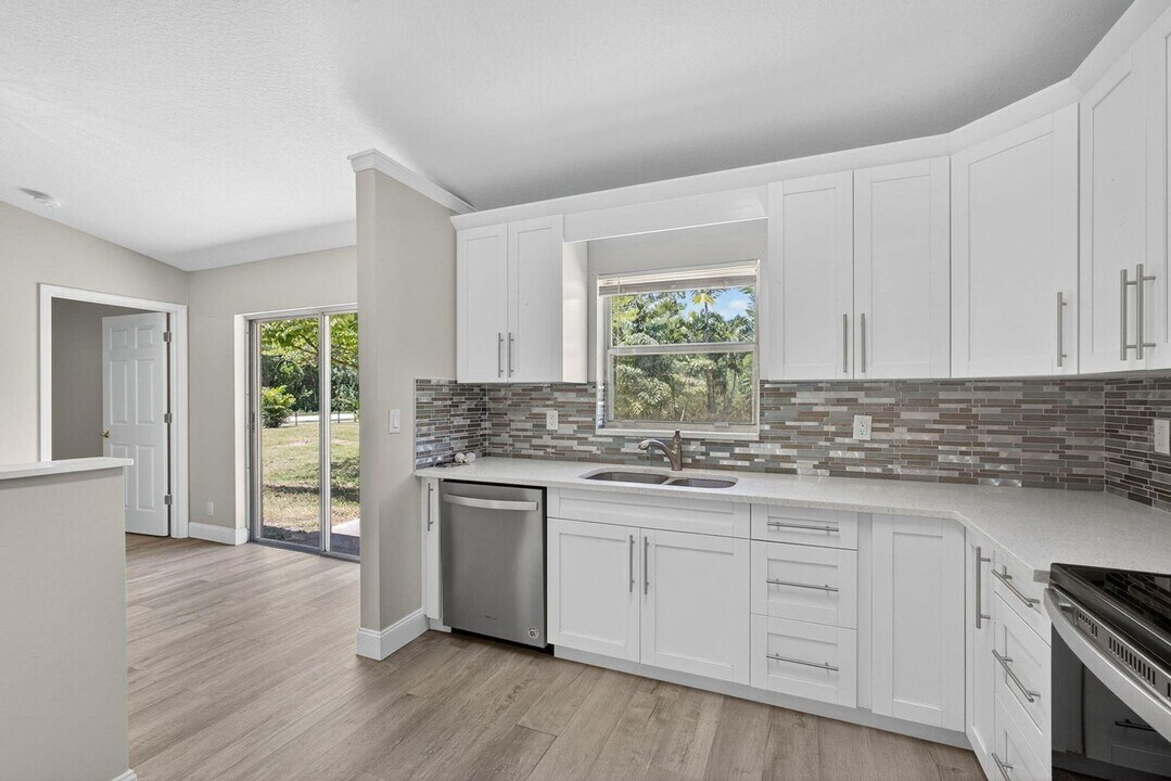 16971 Mayfair Dr E in The Acreage, FL - Foto de edificio