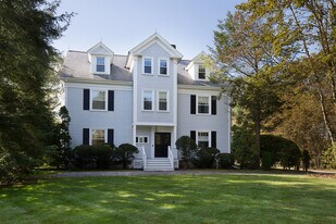 352 Thoreau St in Concord, MA - Building Photo
