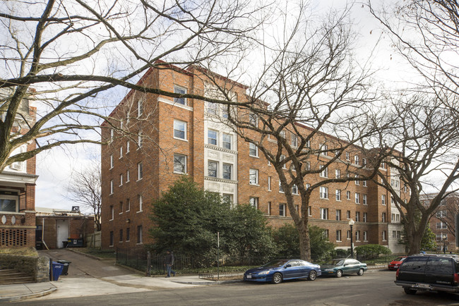 1615 Kenyon St NW in Washington, DC - Foto de edificio - Building Photo