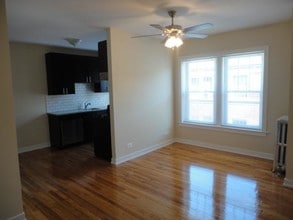 2010 W Foster Ave-Unit -3C in Chicago, IL - Building Photo - Building Photo