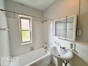 2341 N Commonwealth Ave, Unit Studio in Chicago, IL - Foto de edificio - Building Photo