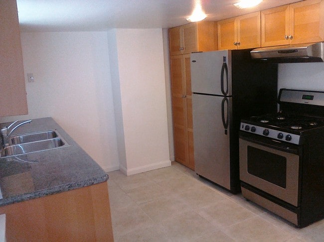 2073 Clinton Ave, Unit 2071 in Alameda, CA - Building Photo - Building Photo