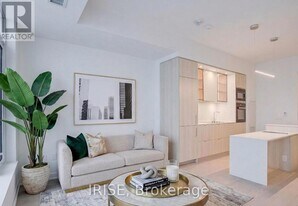 11 Yorkville Ave in Toronto, ON - Building Photo