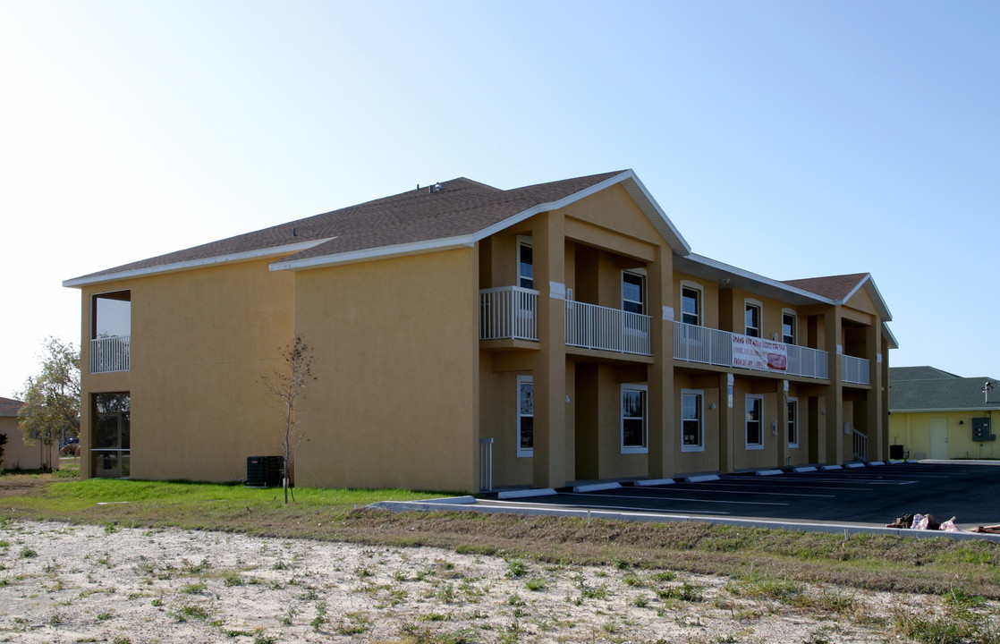 2933 Santa Barbra Blvd in Cape Coral, FL - Building Photo