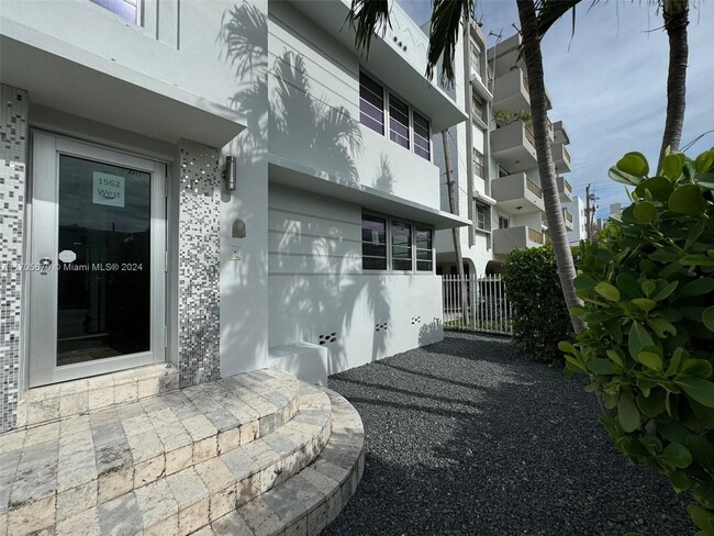 1562 West Ave in Miami Beach, FL - Building Photo - Building Photo