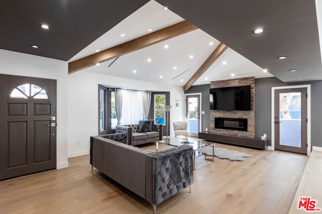 18721 Hatteras St in Los Angeles, CA - Building Photo - Building Photo