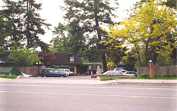 Four Oaks Apartments in Tigard, OR - Foto de edificio - Building Photo