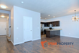 7840 Summer Station Way in Midvale, UT - Foto de edificio - Building Photo