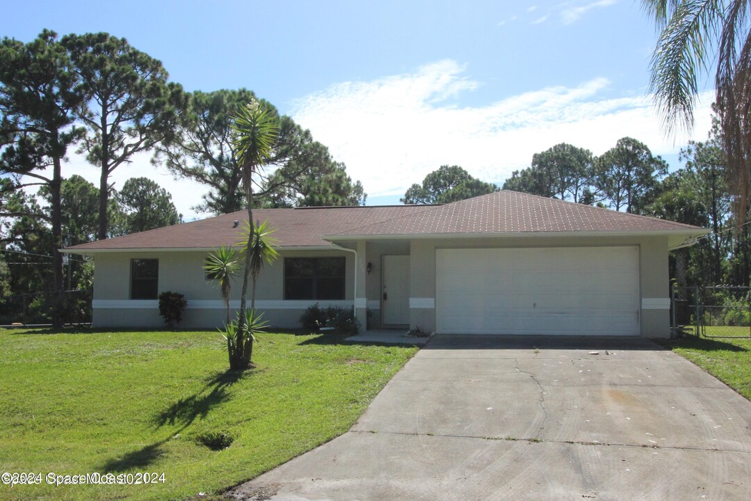 725 Dalhart Ave SW in Palm Bay, FL - Building Photo